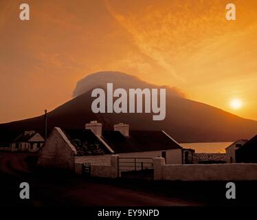 Doogort und Slievemore, Achill Island, Co. Mayo, Irland Stockfoto