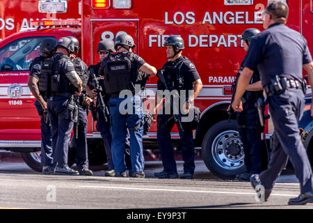 Los Angeles, Kalifornien, USA. 24. Juli 2015. Los Angeles Polizei Metro Offiders in Szene der Offizier beteiligt, schießen, dass linke verdächtigen tot. Bildnachweis: Chester Brown/Alamy Live-Nachrichten Stockfoto