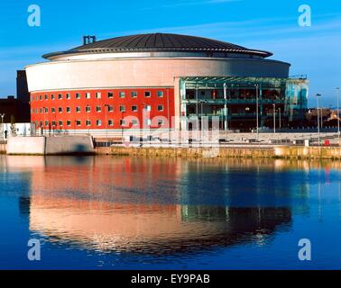 Reflexion eines Gebäudes In Wasser, Waterfront Hall, Belfast, Nordirland Stockfoto