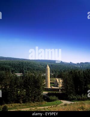 Runder Turm und Kapelle, Ulster History Park, Omagh, Co Tyrone, Irland Stockfoto