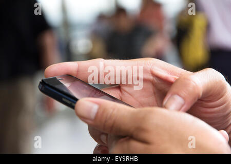 Mann sein Telefon überprüfen Stockfoto