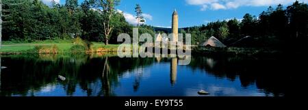 Turm in der Nähe von einem See, runder Turm, Ulster History Park, Omagh, Grafschaft Tyrone, Nordirland Stockfoto