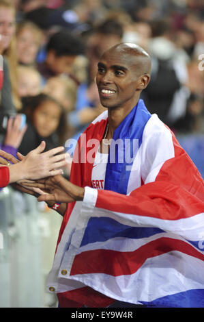 London, UK. 24. Juli 2015. Mohamed 'Mo' Farah high Fives, Mitglieder der Menge zu geben, wie er seinen Sieg im 3000 m Rennen auf am ersten Tag von der Sainsbury Jubiläumsspiele bei Queen Elizabeth II Olympic Park, London feiert. Bildnachweis: Michael Preston/Alamy Live-Nachrichten Stockfoto