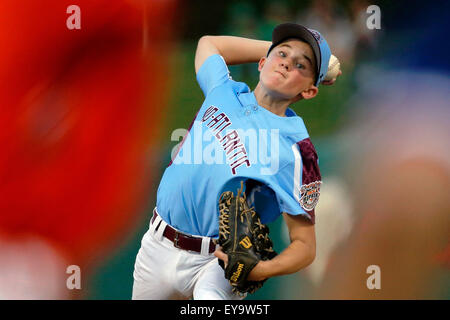 Aberdeen, Maryland, USA. 24. Juli 2015. 24. Juli 2015: Chase Reardon (5) der Osten Brandywine (PA) Stellplätze gegen Harford County (MD) während der ersten Inning im Spiel zwischen Mid-Atlantic und Harford County während Cal Ripken World Series auf die Ripken Erfahrung angetrieben von Under Armour in Aberdeen, Maryland. Jon Durr/Ripken Baseball/CSM/Alamy Live-Nachrichten Stockfoto