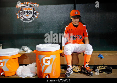 Aberdeen, Maryland, USA. 24. Juli 2015. 24. Juli 2015: Austin Carr (5) der Harford County (MD) sitzt auf der Trainerbank nach befreit im fünften Inning im Spiel zwischen Mid-Atlantic und Harford County während Cal Ripken World Series auf die Ripken Erfahrung angetrieben von Under Armour in Aberdeen, Maryland. Jon Durr/Ripken Baseball/CSM/Alamy Live-Nachrichten Stockfoto