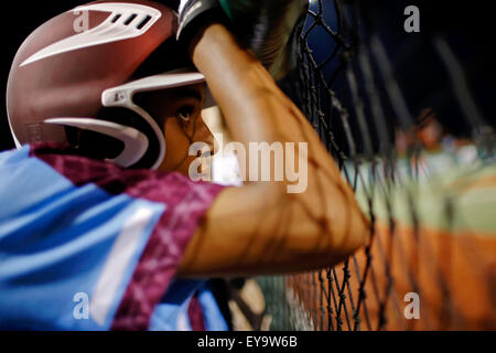 Aberdeen, Maryland, USA. 24. Juli 2015. 24. Juli 2015: Lonnie White (16) von Osten Brandywine (PA) beobachtet das Spiel während der sechsten Inning im Spiel zwischen Mid-Atlantic und Harford County während Cal Ripken World Series auf die Ripken Erfahrung angetrieben von Under Armour in Aberdeen, Maryland. Jon Durr/Ripken Baseball/CSM/Alamy Live-Nachrichten Stockfoto