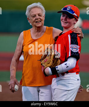 Aberdeen, Maryland, USA. 24. Juli 2015. 24. Juli 2015: Szenen aus der Eröffnungsabend Matchup zwischen Mid-Atlantic und Harford County während Cal Ripken World Series auf die Ripken Erfahrung angetrieben von Under Armour in Aberdeen, Maryland. Scott Serio/Ripken Baseball/CSM/Alamy Live-Nachrichten Stockfoto