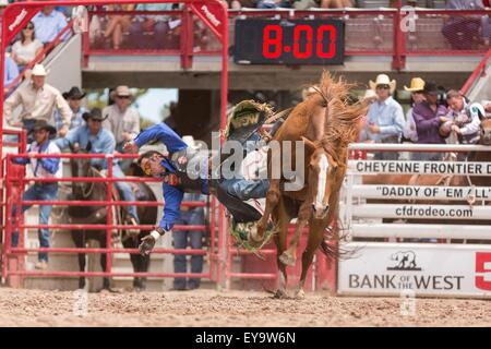 Cheyenne, Wyoming, USA. 24. Juli 2015. Bareback Reiter Matt Bright von Fort Worth in Texas ist von Zitat die Cheyenne Frontier Days Rodeo in Frontier Park Arena 24. Juli 2015 in Cheyenne, Wyoming beworfen. Frontier Days feiert die Cowboy Traditionen des Westens mit einem Rodeo, Parade und Fair. Stockfoto