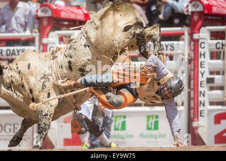 Cheyenne, Wyoming, USA. 24. Juli 2015. Bull Rider Garrett Smith von Rexburg, Idaho ist von Cross Timber Cheyenne Frontier Days Rodeo in Frontier Park Arena 24. Juli 2015 in Cheyenne, Wyoming beworfen. Frontier Days feiert die Cowboy Traditionen des Westens mit einem Rodeo, Parade und Fair. Stockfoto