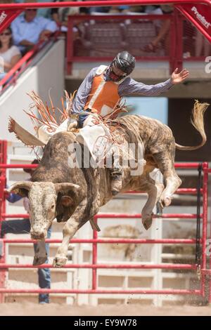 Cheyenne, Wyoming, USA. 24. Juli 2015. Bull Rider Dalan Duncan hält an Sumpf-Sauce auf die Cheyenne Frontier Days Rodeo in Frontier Park Arena 24. Juli 2015 in Cheyenne, Wyoming. Frontier Days feiert die Cowboy Traditionen des Westens mit einem Rodeo, Parade und Fair. Stockfoto