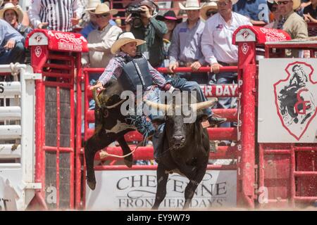 Cheyenne, Wyoming, USA. 24. Juli 2015. Bull Rider Kody DeShon ist von Kat Mann die Cheyenne Frontier Days Rodeo in Frontier Park Arena 24. Juli 2015 in Cheyenne, Wyoming beworfen. Frontier Days feiert die Cowboy Traditionen des Westens mit einem Rodeo, Parade und Fair. Stockfoto