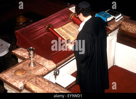 Jackie Tabbick, liest die erste Rabbinerin in Großbritannien aus der Thora in London Synagoge Stockfoto