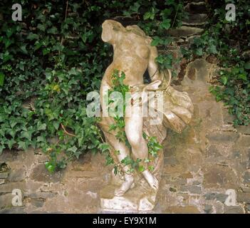 Sculpure Andromeda, rustikal-Tempel, ummauerten Garten, Glin Castle, Co Limerick, Irland Stockfoto