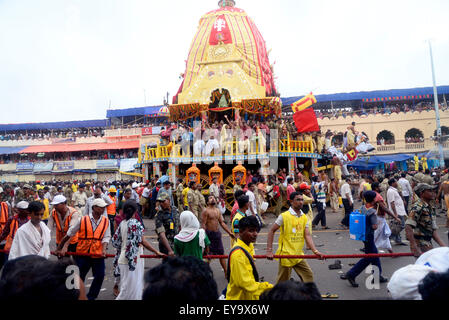 Puri, Indien. 18. Juli 2015. Unter strengen Sicherheitsvorkehrungen des Jahrtausends? s erste Nabakalebar Rath Yatra von Lord Jagannath fand hier am 18. Juli, Samstag in Puri mit religiösem Eifer, Begeisterung. Mehr als 30 Lakhs oder 3 Millionen Pilger besucht dieses Festival. Nabakalebera oder neue Körper von "Chaturddhamurati" (die vier Gottheiten) trat nach 19. Jahr die letzten am 1996.People ziehen Wagen von Jagannath - NANDIGHOSHA/GARUDADHWAJA/KAPIDHWAJA durchgeführt wird. © Saikat Paul/Pacific Press/Alamy Live-Nachrichten Stockfoto