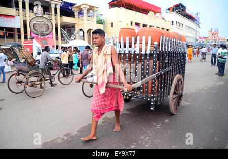 Puri, Indien. 17. Juli 2015. Unter strengen Sicherheitsvorkehrungen des Jahrtausends? s erste Nabakalebar Rath Yatra von Lord Jagannath fand hier am 18. Juli, Samstag in Puri mit religiösem Eifer, Begeisterung. Mehr als 30 Lakhs oder 3 Millionen Pilger besucht dieses Festival. Nabakalebera oder neue Körper von "Chaturddhamurati" (die vier Gottheiten) nach dem 19. Jahr zuletzt 1996 stattfindenden auftrat. Panda Carring Tontopf in der hand ziehen Karren zum Kochen. © Saikat Paul/Pacific Press/Alamy Live-Nachrichten Stockfoto