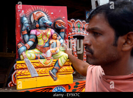 Puri, Indien. 17. Juli 2015. Unter strengen Sicherheitsvorkehrungen des Jahrtausends? s erste Nabakalebar Rath Yatra von Lord Jagannath fand hier am 18. Juli, Samstag in Puri mit religiösem Eifer, Begeisterung. Mehr als 30 Lakhs oder 3 Millionen Pilger besucht dieses Festival. Nabakalebera oder neue Körper von "Chaturddhamurati" (die vier Gottheiten) nach dem 19. Jahr zuletzt 1996 stattfindenden auftrat. Ein Ratha Maker mit hölzernen Hindu-Gottheiten in Ratha. © Saikat Paul/Pacific Press/Alamy Live-Nachrichten Stockfoto