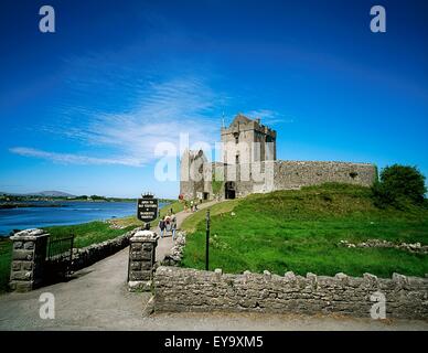 Dunguaire Castle, Co. Galway, Irland; 16. Jahrhundert Wohnturm an der Galway Bay Stockfoto