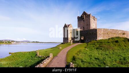 Dunguaire Castle, Co. Galway, Irland; 16. Jahrhundert Wohnturm an der Galway Bay Stockfoto