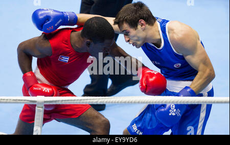 Toronto, Kanada. 24. Juli 2015. Arthur Biyarslanov (R) von Kanada kämpft gegen Yasnier Toledo von Kuba während die Männer 64kg Finale Box-Event bei den 17. Pan American Games in Toronto, Kanada, 24. Juli 2015. Arthur Biyarslanov 2: 1 gewonnen und holte sich den Titel. © Zou Zheng/Xinhua/Alamy Live-Nachrichten Stockfoto