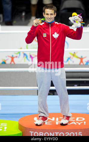 Toronto, Kanada. 24. Juli 2015. Goldmedaillen-Gewinner Arthur Biyarslanov von Kanada posiert für Fotos während der Preisverleihung die Männer 64kg Fianl entsprechen den Box-Event bei den 17. Pan American Games in Toronto, Kanada, 24. Juli 2015. Arthur Biyarslanov Yasnier Toledo von Kuba 2: 1 besiegte und holte sich den Titel. © Zou Zheng/Xinhua/Alamy Live-Nachrichten Stockfoto