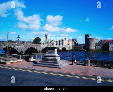 Limerick, Co Limerick, Irland; Blick auf die Thomond Bridge, Treaty Stone und King John Castle Stockfoto