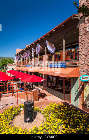 Eine Innenstadt, die Straße mit Läden und Geschäfte in Sedona, Arizona, USA. Stockfoto