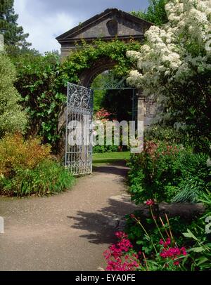 Ilnacullin Gardens, Co Cork, Irland; Tor zum ummauerten Garten Stockfoto