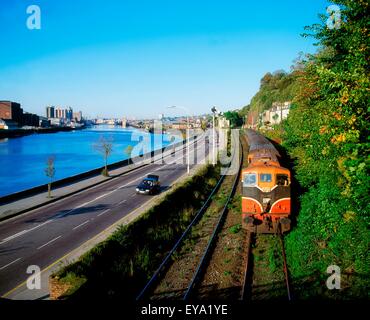 Schiene und Strasse, niedriger Glanmire Straße und Fluss Lee, Stadt Cork, Irland Stockfoto