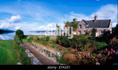 Kenmare Bay, Dunkerron Inseln, Co Kerry, Irland; Haus nahe dem Ufer des Hafens Stockfoto