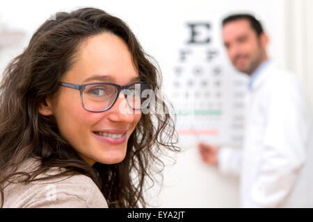 Blick auf eine junge attraktive Frau macht Optiker test Stockfoto