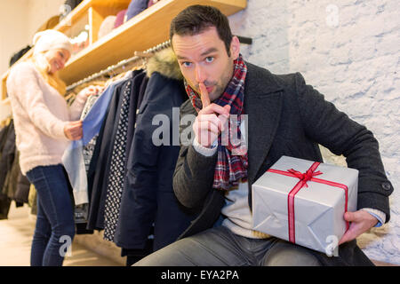 Eine junge Attrative Menschenbild Vorbereitung Geschenk Überraschung Stockfoto