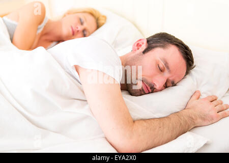 Junges attraktives Paar in einem Bett schlafen Stockfoto