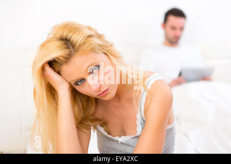 Junges attraktives Paar mit einem argumentieren im Bett Stockfoto