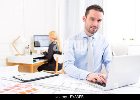 Blick auf einen jungen attraktiven Ingenieur arbeiten im Büro Stockfoto