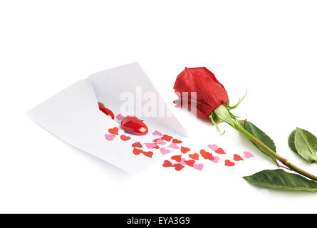 Rose und Umschlag gefüllt mit Herzen Stockfoto