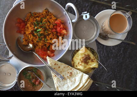 Bahrain-Frühstück mit Eiern, Tomaten-Chili, Bohnen Tee und Fladenbrot, im Restaurant des nationalen Museums, Bahrain Stockfoto