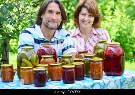 Ein paar mittleren Alters mit hausgemachten Konfitüren und Marmeladen Stockfoto