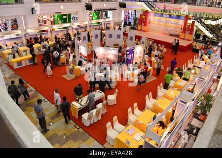 Kuala Lumpur, Malaysia. 25. Juli 2015. Menschen besuchen die 2015 "schöne China-Maritime Seidenstraße" China Produkte Tourismusmesse in Kuala Lumpur, der Hauptstadt von Malaysia, 25. Juli 2015. 2-Tages-China-Tourismus-Messe startete hier am Samstag. © Chong Voon Chung/Xinhua/Alamy Live-Nachrichten Stockfoto