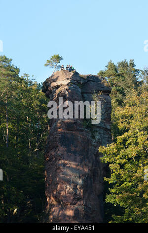 Lembach, Frankreich, Besucher auf einem Felsen in den nördlichen Vogesen-Naturpark Stockfoto