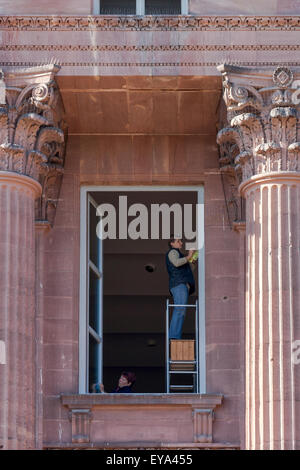 Saverne, Frankreich, Fensterputzer in Rohan-Palast Stockfoto