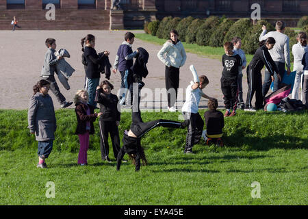 Saverne, Frankreich, Grundschueler während Sportunterricht im Schlosspark Stockfoto