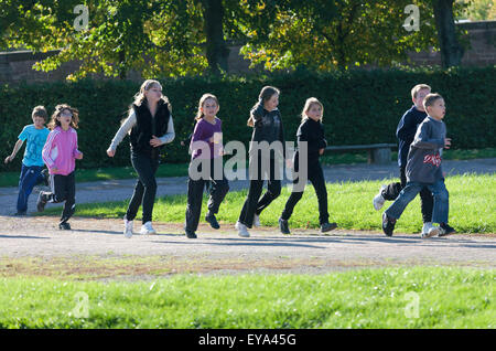 Saverne, Frankreich, Grundschueler während Sportunterricht im Schlosspark Stockfoto