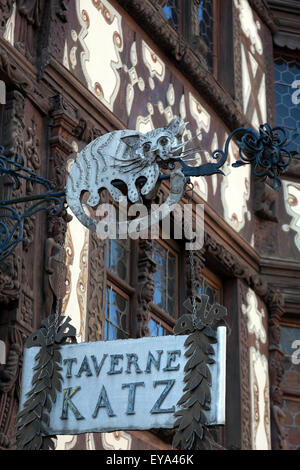 Saverne, Frankreich, Fassade und Zeichen der Maison Katz Stockfoto