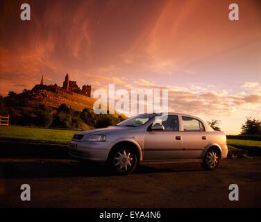 Rock Of Cashel, Co. Tipperary, Irland; Frau Auto fahren Stockfoto