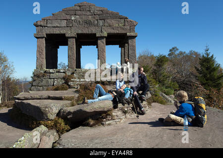 Michel Brunn, Frankreich, Besucher auf den Gipfel des Donon auf Vosegustempel Stockfoto