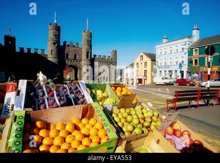 MACROOM, County Cork, Irland; Outdoor-Markt mit Schloss Stockfoto