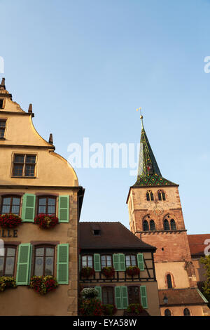 Tuerkheim, Frankreich, Rathaus und Turm der Kirche St. Anna Stockfoto