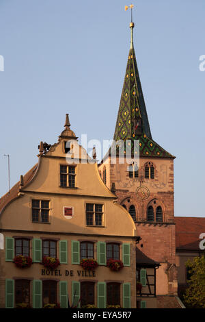 Tuerkheim, Frankreich, Rathaus und Turm der Kirche St. Anna Stockfoto