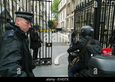 London, Vereinigtes Königreich, Polizei vor dem Eingang 10 Downing Street Stockfoto