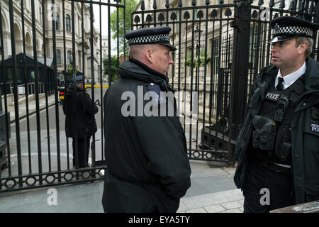 London, Vereinigtes Königreich, Polizei vor dem Eingang 10 Downing Street Stockfoto